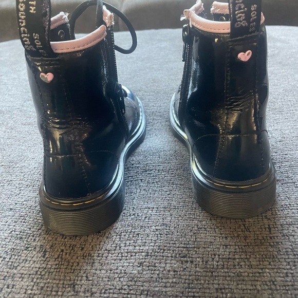 SOLD Girls heart Dr Martens size 3 - Picture 5 of 9